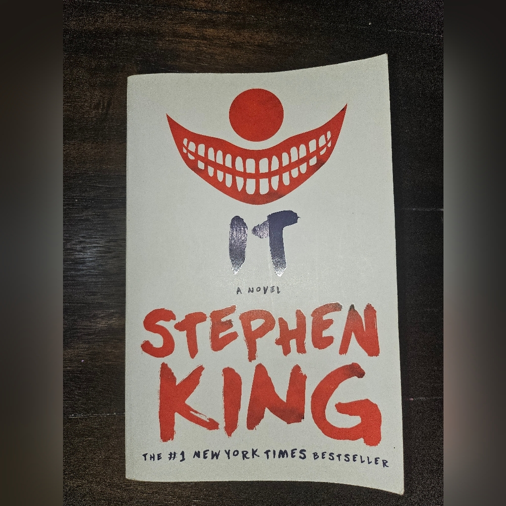Stephen King 'It' Novel - White and Red Cover (Paperback)